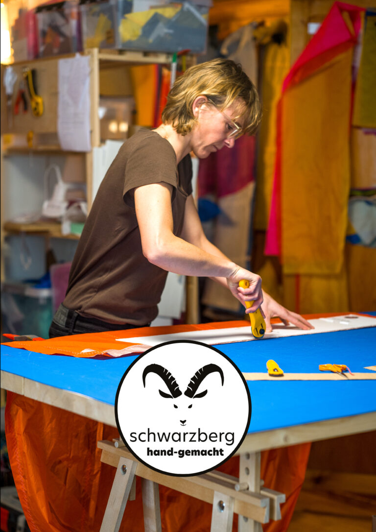 schwarzberg_Atelier_Zuschneiden_LOGOhandgemacht