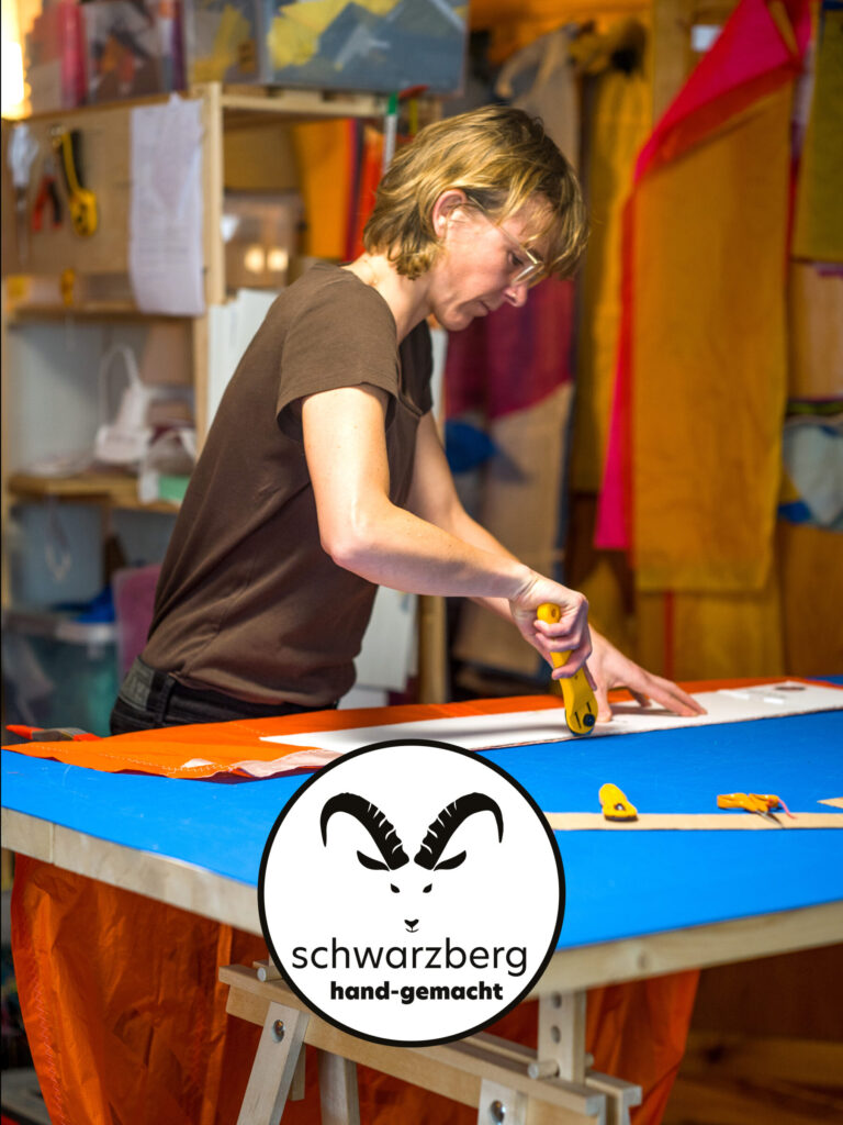 schwarzberg_Atelier_Zuschneiden_LOGOhandgemacht