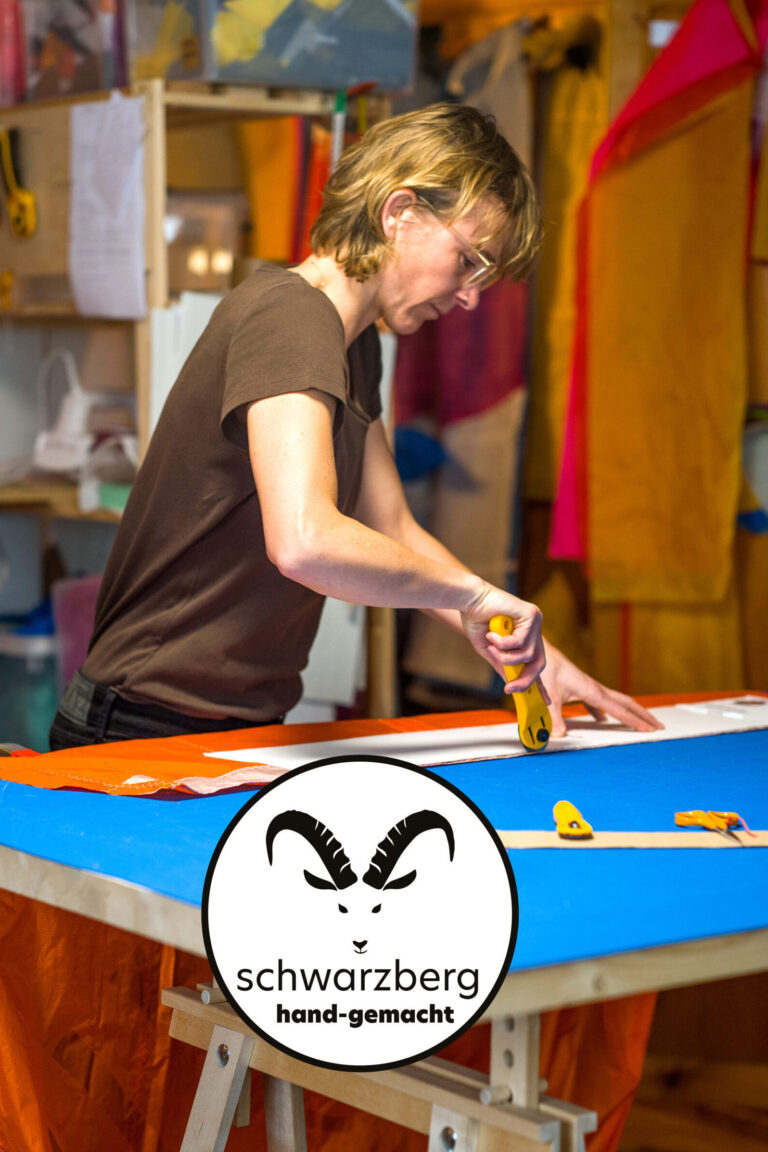 schwarzberg_Atelier_Zuschneiden_LOGOhandgemacht