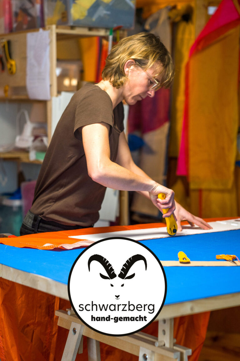 schwarzberg_Atelier_Zuschneiden_LOGOhandgemacht